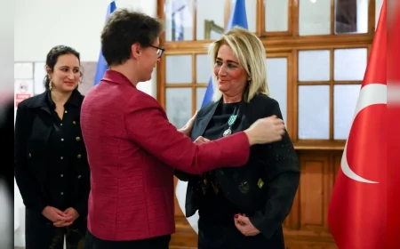 İKSEV Başkanı Filiz Eczacıbaşı Sarper Fransa Tarafından Sanat ve Edebiyat Şövalyesi Nişanı ile Onurlandırıldı!