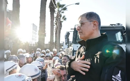 İzmir Büyükşehir Belediye Başkanı Dr. Cemil Tugay Meslek Fabrikası önünde nöbete başladı “Bu bina halka geri verilene kadar buradayım”