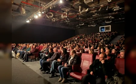 Yalova’da “Çat Kapı” Oyunu Sahnelendi Tiyatroseverler Kahkaha Dolu Bir Akşam Yaşadı