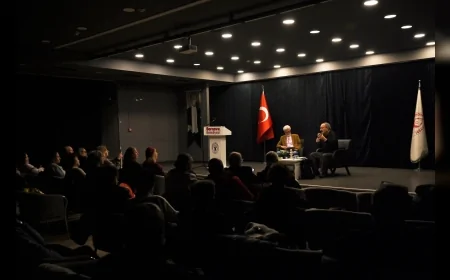 İzmir Bornova’da düzenlenen Kent Söyleşileri’nde Yusuf Alper şiir ve psikanaliz ilişkisini anlattı