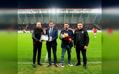 Çorum’da Polis Haftası kapsamında Arca Çorum FK’dan İl Emniyet Müdürü Arif Pehlivan’a plaket ve çiçek takdimi