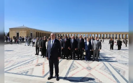 Edremit Belediye Başkanı Mehmet Ertaş Anıtkabir’de “Cumhuriyet Değerlerini Kararlılıkla Yaşatacağız” dedi