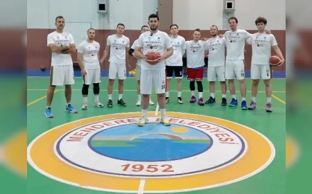 Menderes Belediyesi Basketbol Takımı sıfır atık mesajıyla sahaya çıktı farkındalık çağrısı yaptı