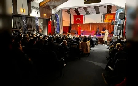 AYDIN BÜYÜKŞEHİR BELEDİYE BAŞKANI ÖZLEM ÇERÇİOĞLU ÖNCÜLÜĞÜNDE TİYATRO ETKİNLİKLERİ KARACASU’DA YOĞUN İLGİ GÖRDÜ