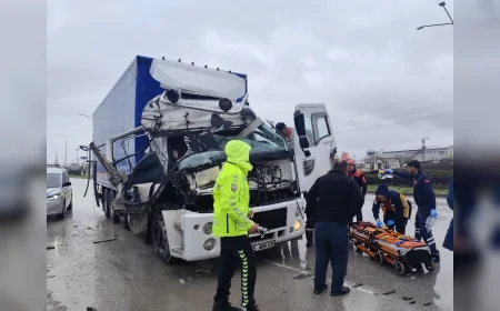 Çorum’da iki kamyon çarpıştı sürücü araçta sıkışarak yaralandı
