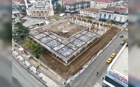 DÜZCE BELEDİYE BAŞKANI DR. FARUK ÖZLÜ’NÜN PROJESİ CEDİDİYE ÇARŞISI’NDA İNŞAAT HIZLA YÜKSELİYOR