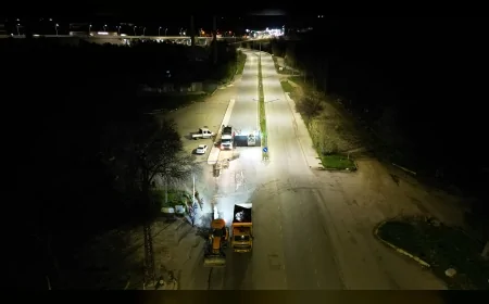 Çorum Belediyesi Gazi Caddesi’nde Gece Boyu Yol Bakım ve Onarım Çalışması Gerçekleştirdi