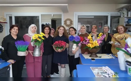 Yunusemre Belediyesi Kadın Dayanışma ve Eğitim Merkezleri Kursiyerleri: “Atık Malzemeleri Sanata Dönüştürerek Hem Ev Ekonomisine Hem Çevreye Katkı Sağlıyoruz”