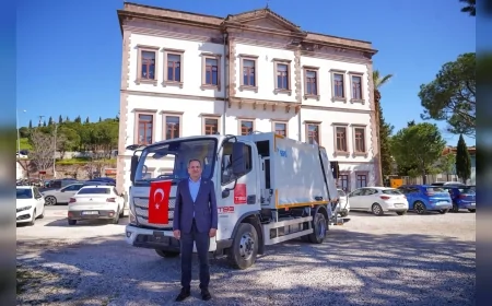 Ayvalık Belediyesi Temizlik İşleri Filosuna Yeni Çöp Kamyonu Ekledi