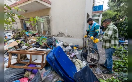 Karşıyaka Belediyesi Bostanlı’da Çöp Eve Müdahale Etti 3 Ton Atık Çıkarıldı