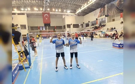 Yunusemre Belediyesporlu Badmintoncular Elif Ada Ceylan ve Irmak Denktaş Türkiye Üçüncüsü Oldu