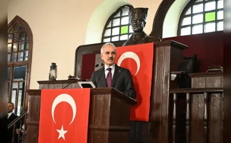 Ulaştırma ve Altyapı Bakanı Abdulkadir Uraloğlu: “Bu plaket geçmişle bugün arasında kurduğumuz köprünün simgesidir”