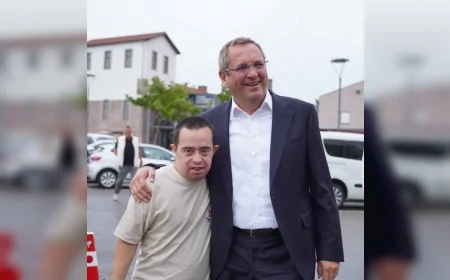 AYVALIK BELEDİYE BAŞKANI MESUT ERGİN ENGELSİZ KAFE’DE ALİ BARAN’A SÜRPRİZ DOĞUM GÜNÜ KUTLAMASI YAPTI