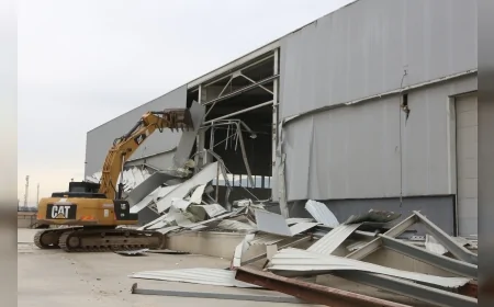 Nilüfer Belediyesi Yaylacık’ta 4 Bin Metrekarelik Kaçak Depoyu Yıktı