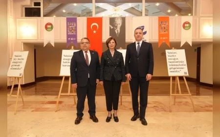 ESKİŞEHİR BÜYÜKŞEHİR BELEDİYE BAŞKANI AYŞE ÜNLÜCE 2026 ESKİŞEHİR YILI KAPSAMINDA AÇILAN “26 CÜMLEDE ADALET” SERGİSİNE KATILDI