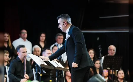 ALİAĞA BELEDİYESİ KOROSU AŞIK VEYSEL TÜRKÜLERİYLE SAHNEDE DUYGU DOLU GECE YAŞATTI