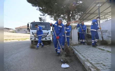 Aydın Büyükşehir Belediyesi Acarlar Mahallesi ve Halinde kapsamlı temizlik çalışması gerçekleştirdi