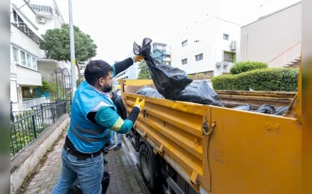 Karşıyaka Belediyesi Bostanlı’daki çöp eve müdahale etti 3 ton atık temizlendi