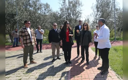 Karşıyaka Belediye Başkanı Yıldız Ünsal park yenileme çalışmalarını yerinde inceledi