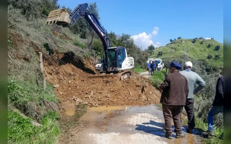 AYDIN EFELER’DE SAĞANAK SONRASI KAPANAN YOLLAR BELEDİYE EKİPLERİNİN ÇALIŞMASIYLA YENİDEN ULAŞIMA AÇILDI