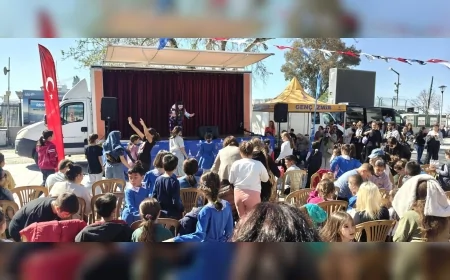 İzmir Büyükşehir Belediyesi 23 Nisan coşkusunu gezici sahne ile ilçelere taşıdı