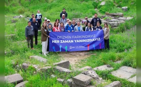 Çeşme Belediyesi öncülüğünde otizm farkındalık yürüyüşü yoğun katılımla gerçekleştirildi