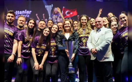 Afyonkarahisar Belediyesi Yüntaş Kadın Voleybol Takımı Sultanlar Ligi’ne yükselişini binlerce kişinin katıldığı coşkulu törenle kutladı