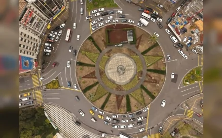 İzmir Büyükşehir Belediyesi 9 Eylül Meydanı’nı yeniledi, tarihi alan yeşil dokuyla canlandı