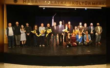 ODUNPAZARI BELEDİYE TİYATROSU “AÇIK DENİZDE” İLE SEYİRCİYİ GERİLİM DOLU BİR YOLCULUĞA ÇIKARDI