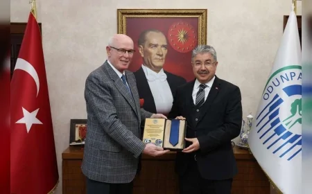 Eskişehir Valisi Dr. Erdinç Yılmaz Odunpazarı Belediye Başkanı Kazım Kurt’u ziyaret etti