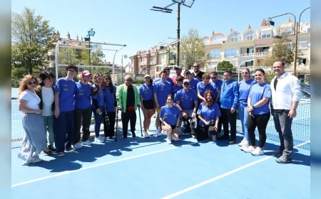 Marmaris Belediye Başkanı Acar Ünlü otizmli sporcu ile kortta farkındalık mesajı verdi