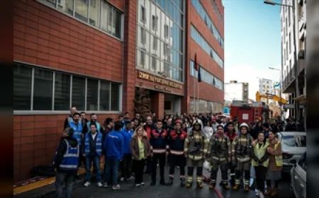 İZMİR BÜYÜKŞEHİR BELEDİYESİ OĞUZLAR BİNASINDA GERÇEKÇİ SENARYOYLA AFET TATBİKATI GERÇEKLEŞTİRDİ