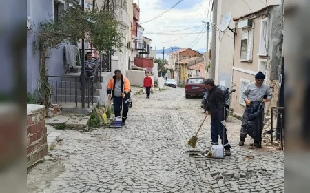 AYVALIK BELEDİYESİ MERKEZDE KAPSAMLI TEMİZLİK ÇALIŞMALARINI ARALIKSIZ SÜRDÜRÜYOR