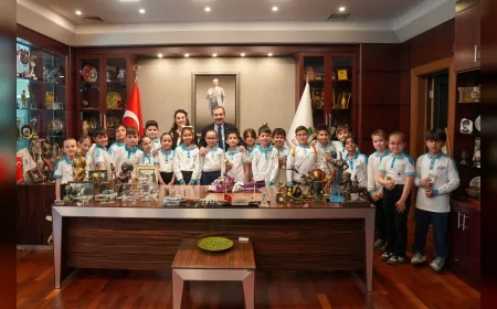 Tepebaşı Belediye Başkanı Ahmet Ataç ilkokul öğrencileriyle buluşarak belediye çalışmalarını anlattı