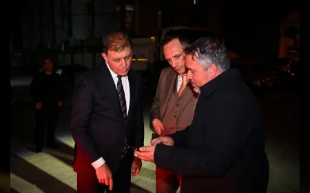 Bornova Belediye Başkanı Ömer Eşki ve İzmir Büyükşehir Belediye Başkanı Cemil Tugay gece asfalt mesaisine baklavalı destek verdi