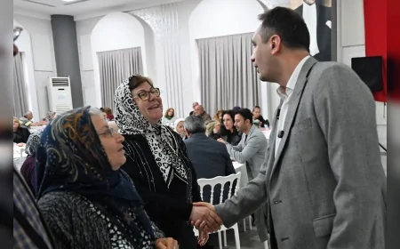 Bornova Belediye Başkanı Ömer Eşki: “Her an yanınızdayız” diyerek dayanışma yemeğinde vatandaşlarla buluştu