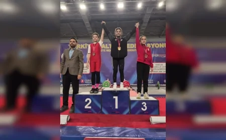 Pursaklar Belediye Spor sporcusu Zümra Yurtseven halterde Türkiye Şampiyonu oldu