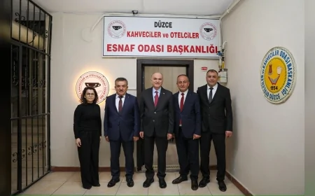 Düzce Belediye Başkanı Dr Faruk Özlü: “Şehrimiz için en güzelini birlikte yapalım” diyerek esnaf odalarını ziyaret etti