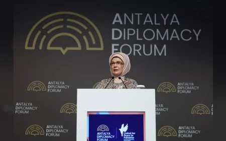 Cumhurbaşkanı Recep Tayyip Erdoğan’ın eşi Emine Erdoğan Antalya’da düzenlenen Filistin İçin Tek Yürek programına katıldı