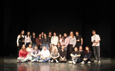 İzmir’de “Aynı Işığın Altında” Festivali üniversiteli tiyatro topluluklarını sahnede buluşturdu