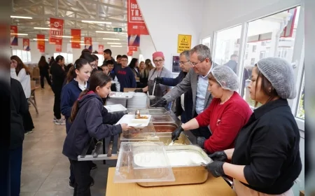 Balıkesir Ayvalık’ta öğrencilere 30 TL’ye üç çeşit yemek ve meyve sunulan kent lokantalarına yoğun ilgi sürüyor