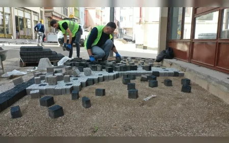 Ordu Büyükşehir Belediyesi Kumru’da Cevat Korkmaz Caddesi’ni modern kaldırımlarla yeniliyor