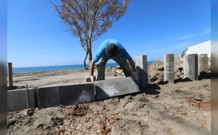 Menderes Belediyesi Gümüldür’de Sahil Yürüyüş Yolunu Güvenli Alana Taşıyarak Yeniliyor