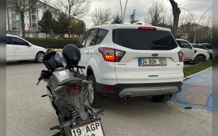Çorum’da otomobille çarpışan motosiklet park halindeki cipin altına girdi 2 kişi yaralandı