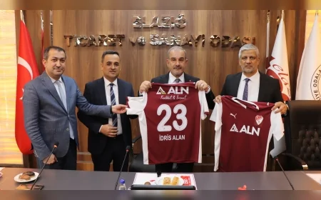 Elazığ TSO Başkanı İdris Alan Çubukbey Anadolu Lisesi Öğrencilerine Elazığspor Forması Hediye Etti