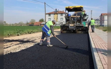 BURSA BÜYÜKŞEHİR BELEDİYESİ İNEGÖL KULACA MAHALLESİ’NDE 1300 METRELİK YOLU MODERN ULAŞIMA KAZANDIRIYOR
