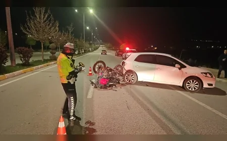 Çorum Mimarsinan Mahallesi’nde motosiklet otomobile çarptı 16 yaşındaki sürücü yaralandı