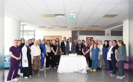 Çorum Hitit Üniversitesi Erol Olçok Eğitim ve Araştırma Hastanesi’nde Ebeler Haftası kapsamında anlamlı kutlama programı düzenlendi