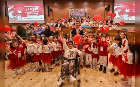 BURSA BÜYÜKŞEHİR BELEDİYESİ MECLİSİ’NDE 23 NİSAN OTURUMUNDA ÇOCUKLAR ŞEHRİN GELECEĞİNE YÖN VERDİ