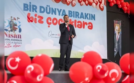 BORNOVA BELEDİYE BAŞKANI ÖMER EŞKİ 23 NİSAN’DA SAHNEYE ÇIKAN MİNİKLER İÇİN “BU BAŞLANGIÇ ÖZGÜVEN YOLCULUĞU” DEDİ